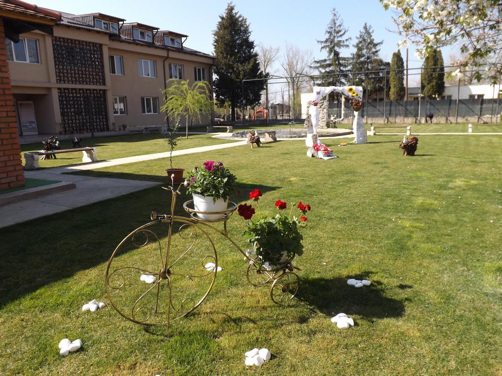 Casa Dobrescu Centura De Nord Hotel ไกรโอวา ภายนอก รูปภาพ